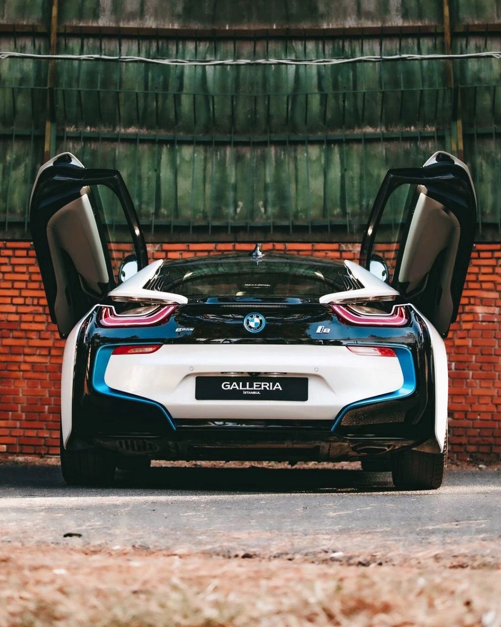 宝马i8是德国宝马公司生产的一款混合动力跑车,于2014年首次亮相.