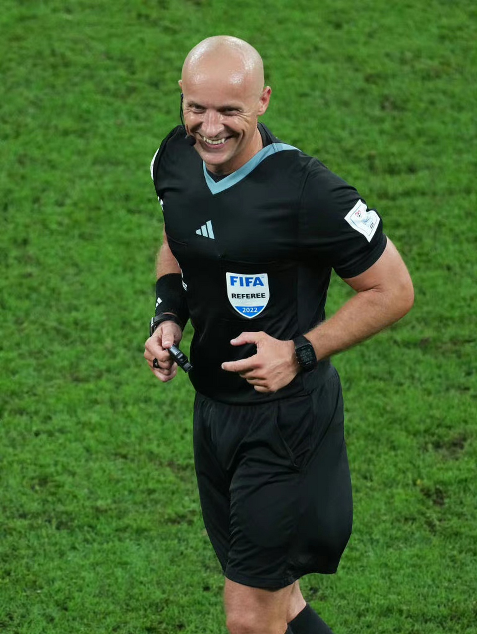 这个光头裁判在世界杯决赛中,判罚了3个点球,感觉他才是这场比赛的