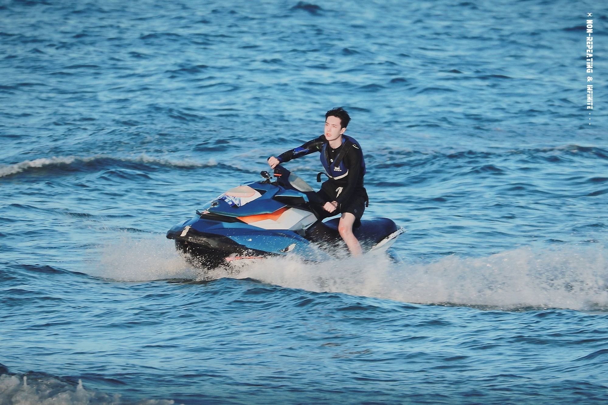 一组王一博在海边的造型来袭,清爽又帅气,湿发太撩啦