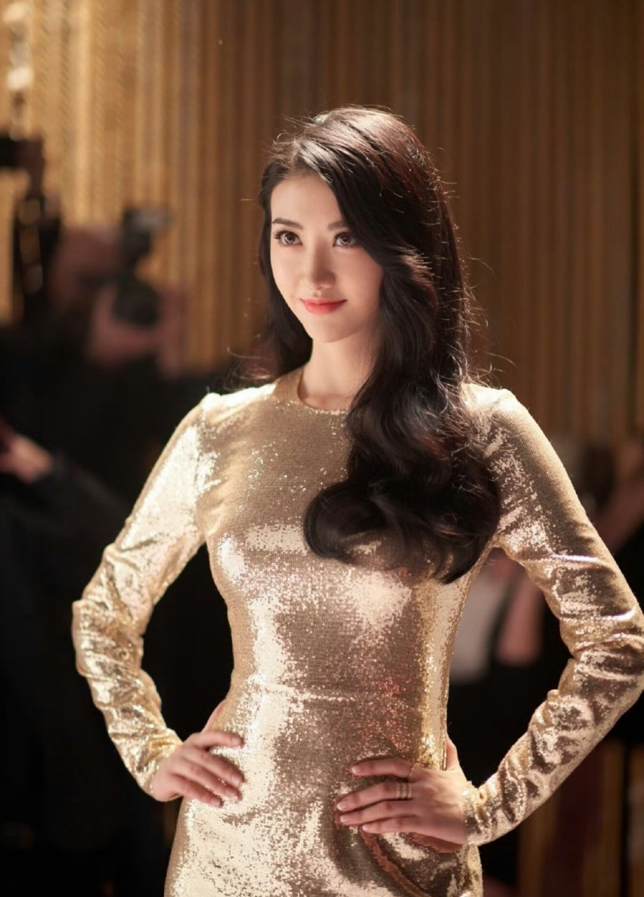 人间富贵花#景甜# 纤瘦苗条,前凸后翘的丰韵身材,丰满傲人的事业线,大