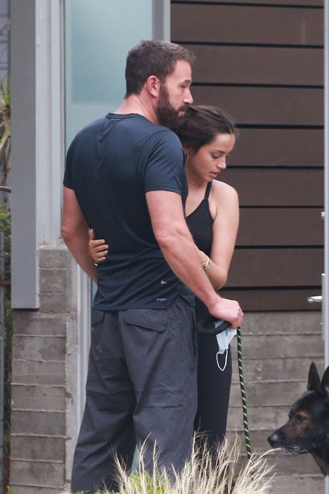 秀恩爱!本阿弗莱克ben affleck和女友ana de armas最新街拍美图