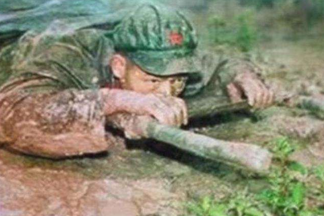 对越自卫反击战中,这个受伤士兵独自爬行9天回国,结局如何?