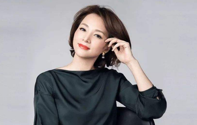 央视主持马凡舒,走秀泳裤意外滑落,淡定走完全程:谁爱看谁看