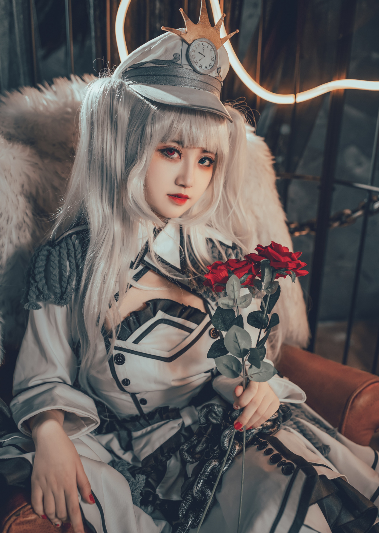 cosplay:狂三外传反转白之女王,玫瑰花与我,你会选哪一个?