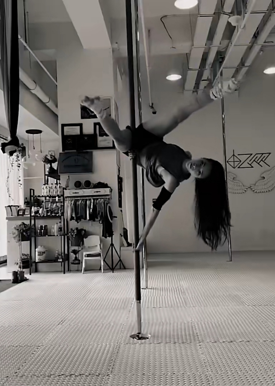 娜然钢管舞太飒了!身体的柔韧性和协调性也太好了吧!