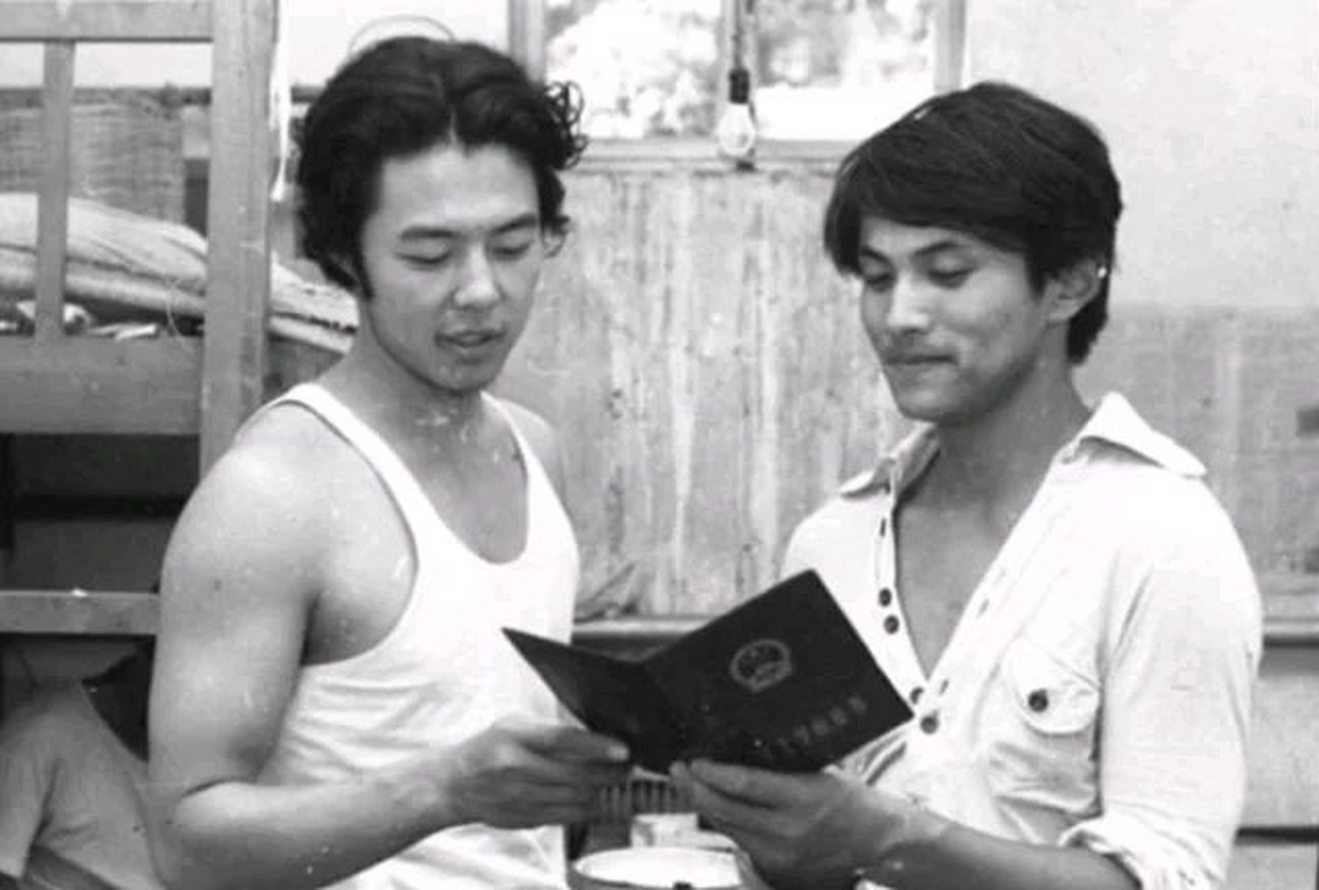 自古戏子多无情,照片上是年轻时候的张铁林,1980年的时候他还在北京