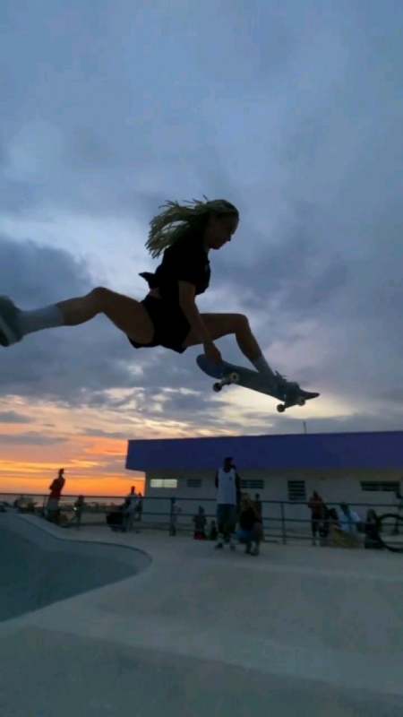 都说玩滑板的女生能帅过男生-度小视