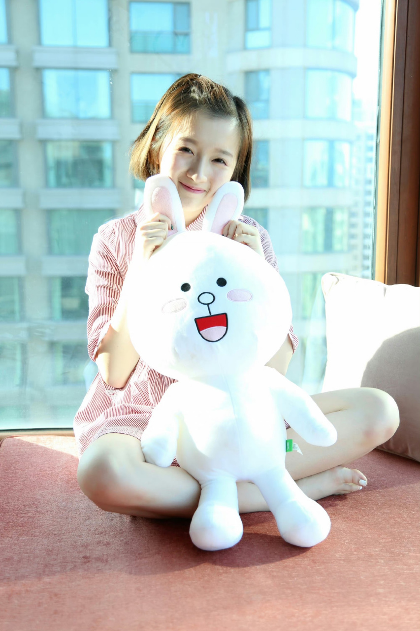 李浩菲光着脚丫坐在阳台上,怀里抱着小兔子,看着好可爱呀