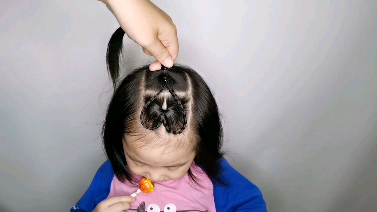 小女孩爱心双马尾发型,儿童短发这样扎超好看的,简单易学