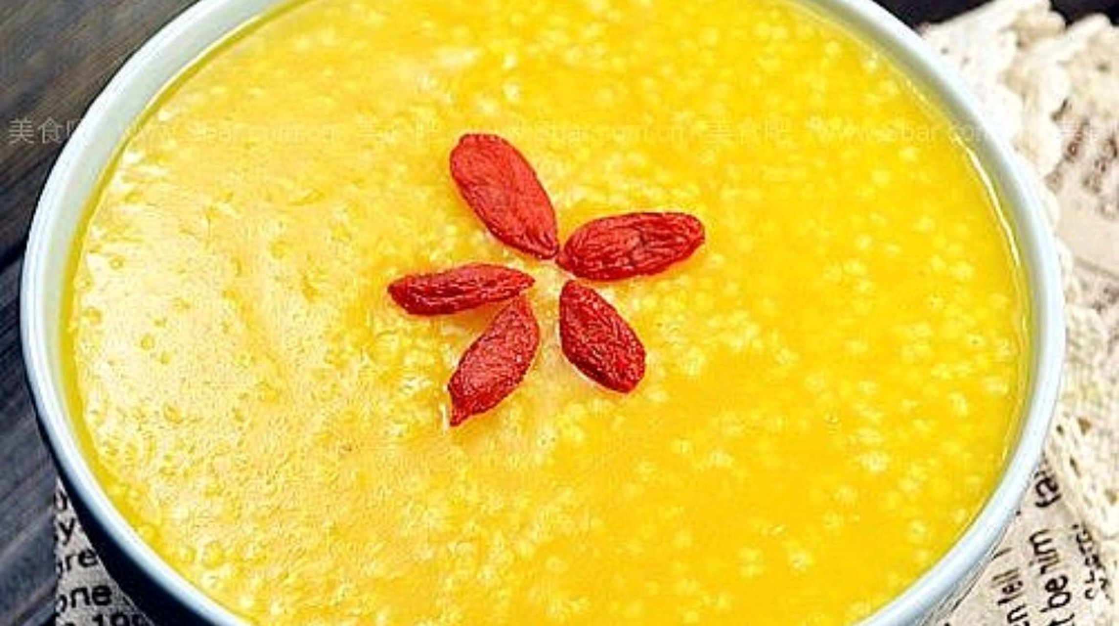 它不仅味道香甜,而且极富营养.现在介绍一下小米南瓜粥的制作方法.