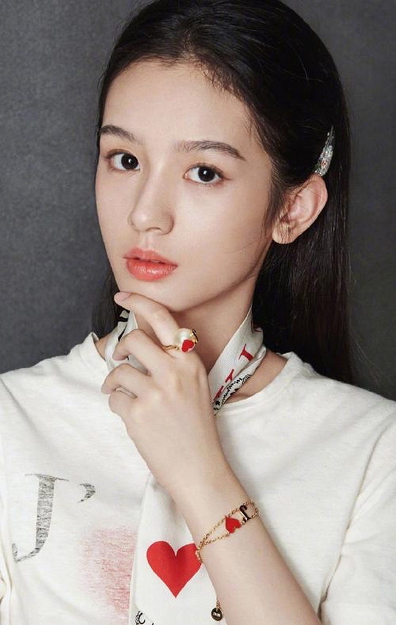 周也,1998年5月20日出生于重庆市,中国内地女演员