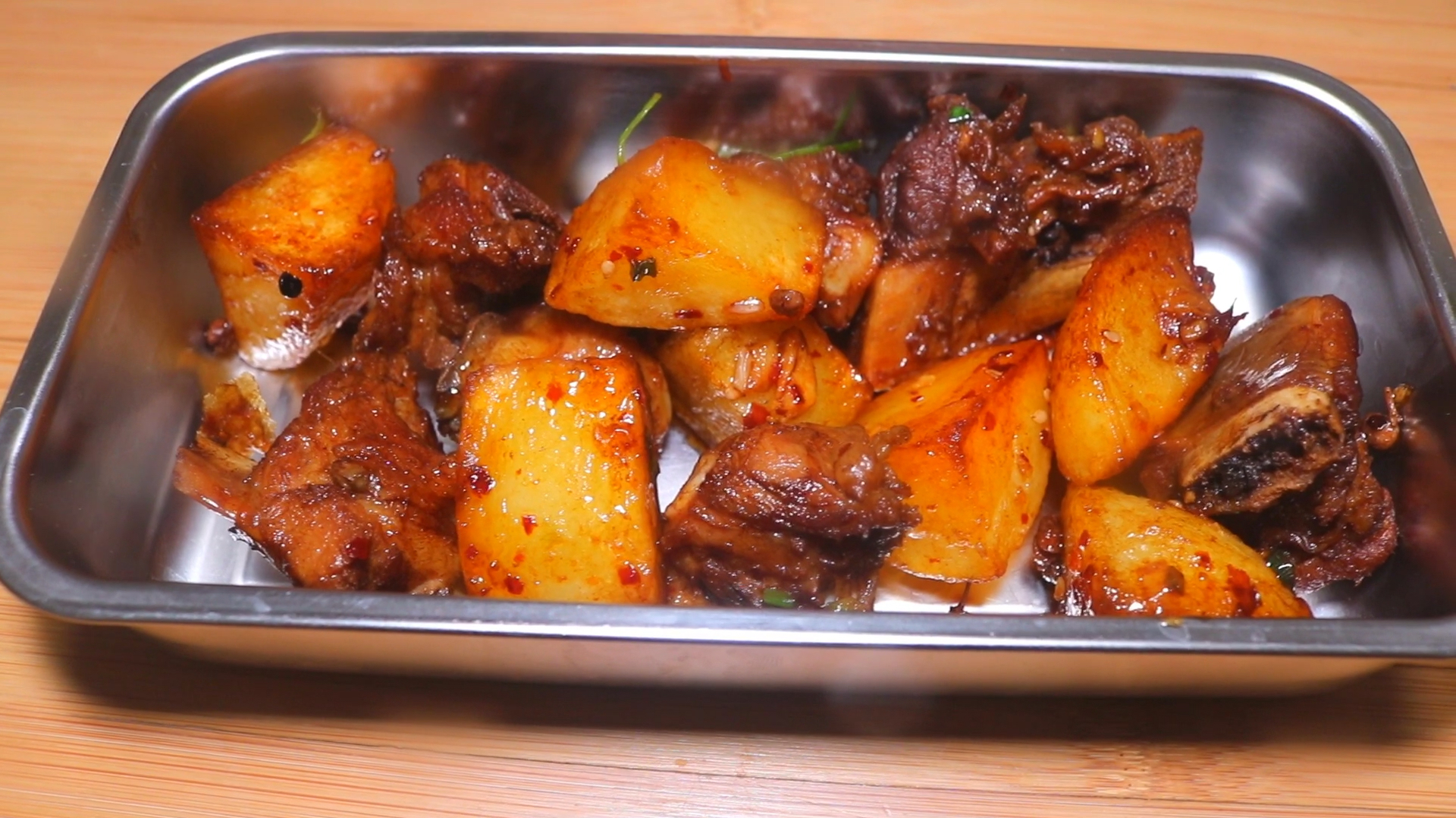 星期四的便当:麻辣土豆烧排骨+口蘑嫩豆腐汤。我们有logo啦～