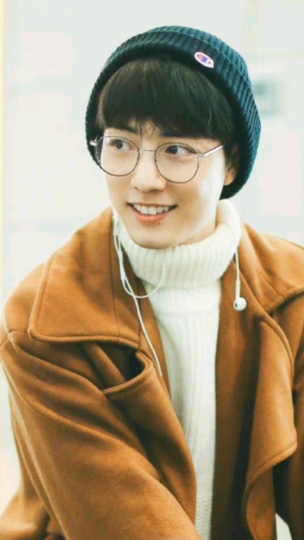 配上兔耳朵的肖战太可爱了吧