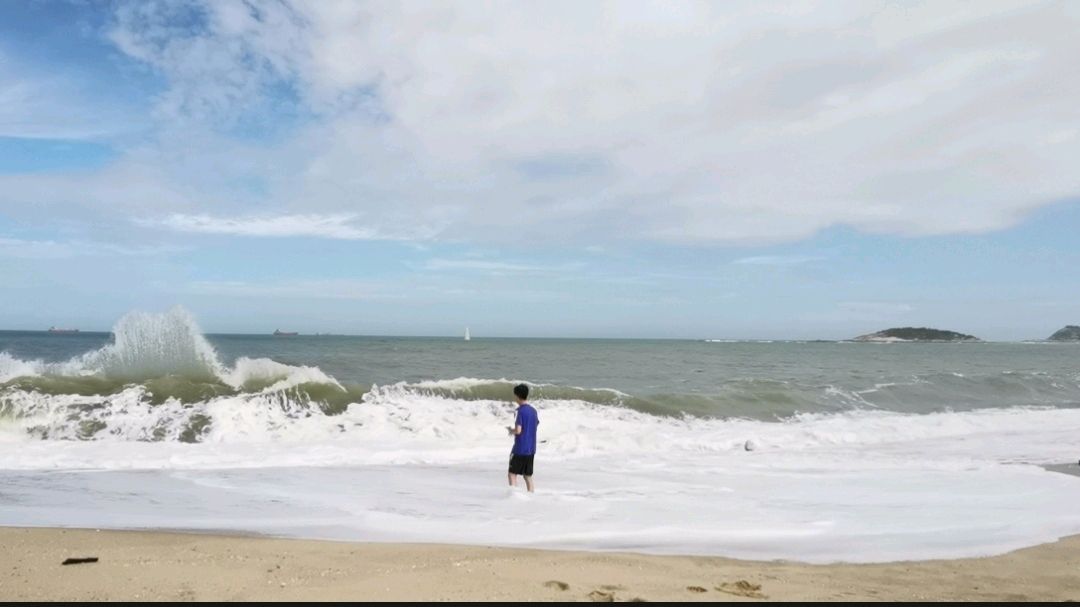 [图]实拍福建东山岛涨潮了,美女不以为然,一排海浪打过来,太恐怖了