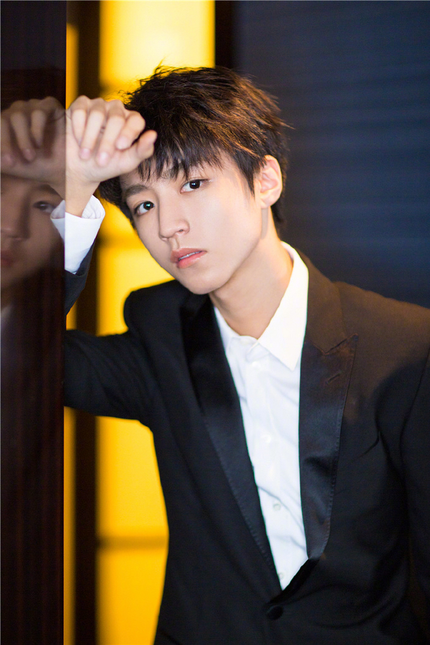 鹿晗关晓彤是通过朋友介绍认识的.  2.