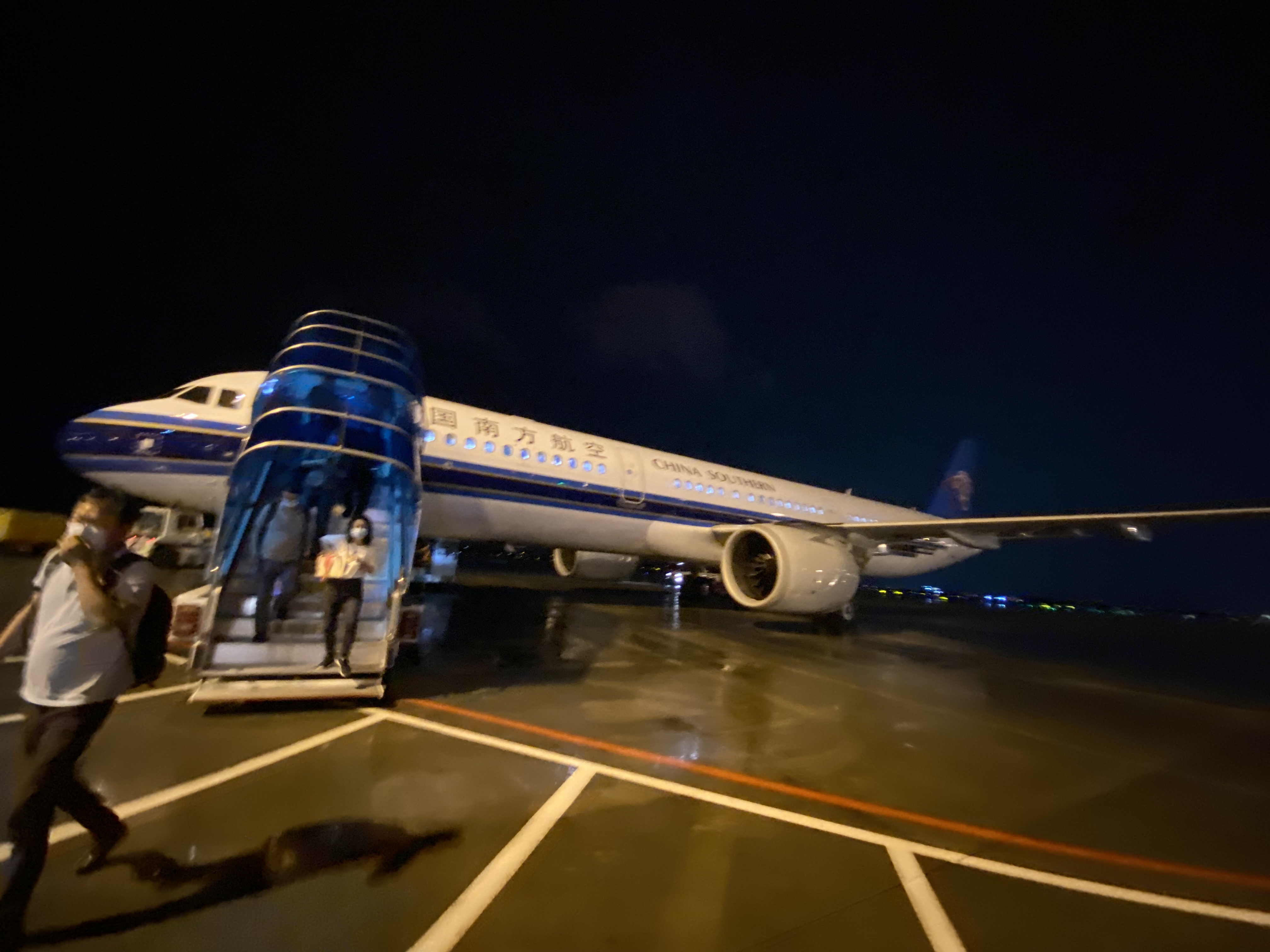 一架南方航空飞机刚落地,一男乘客大声喊:受不了了,要晃晕了