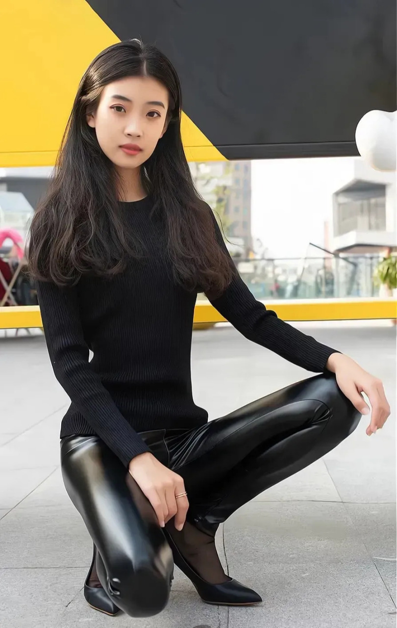 轻熟女穿搭分享: 黑色的皮裤, 很显身材