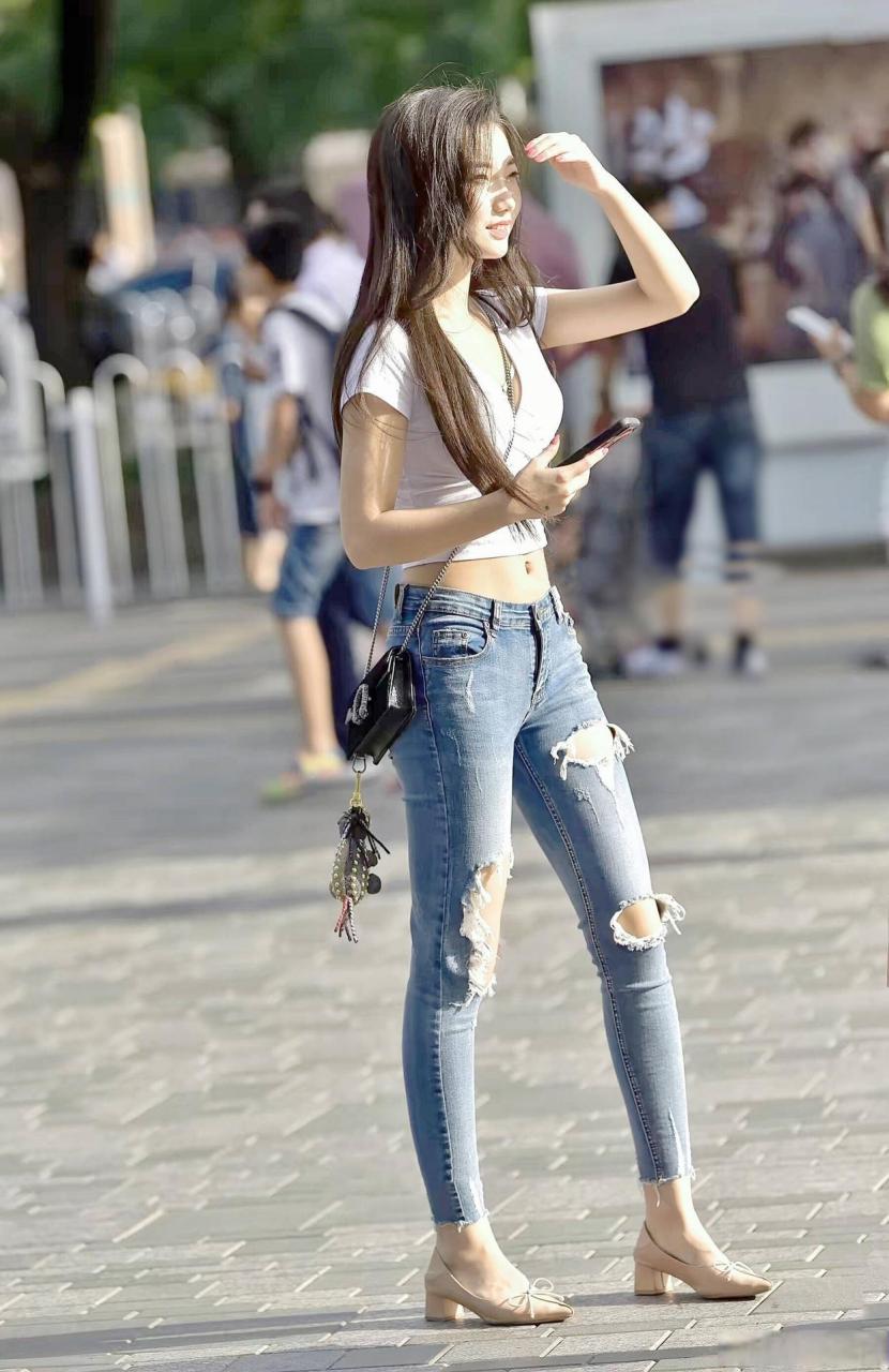 街拍破洞牛仔裤美女#日常穿搭# #时尚街拍美女