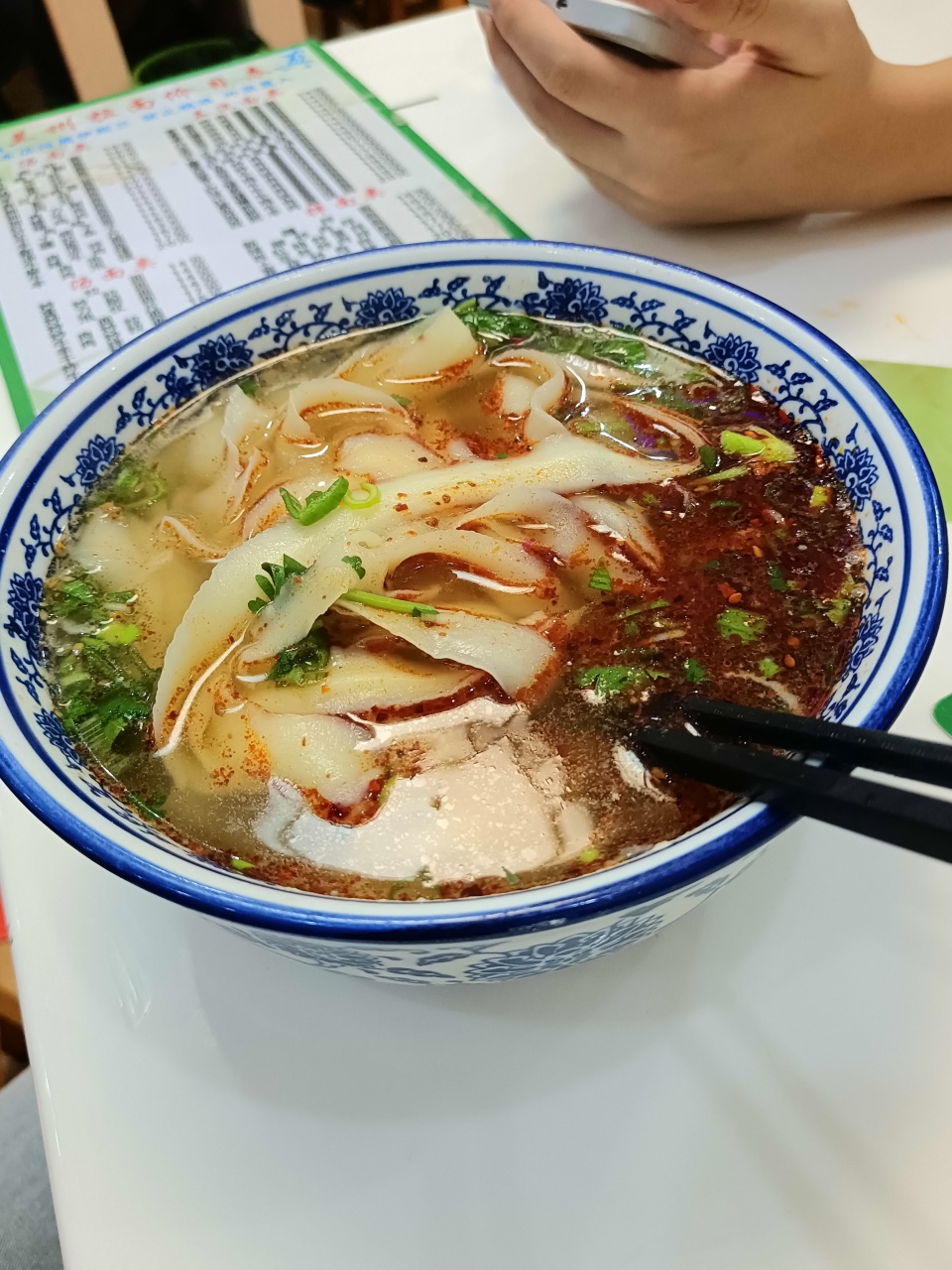"牛肉刀削面,十元一份,怎么没见到几片牛肉呢,奇怪"#长沙# #美食