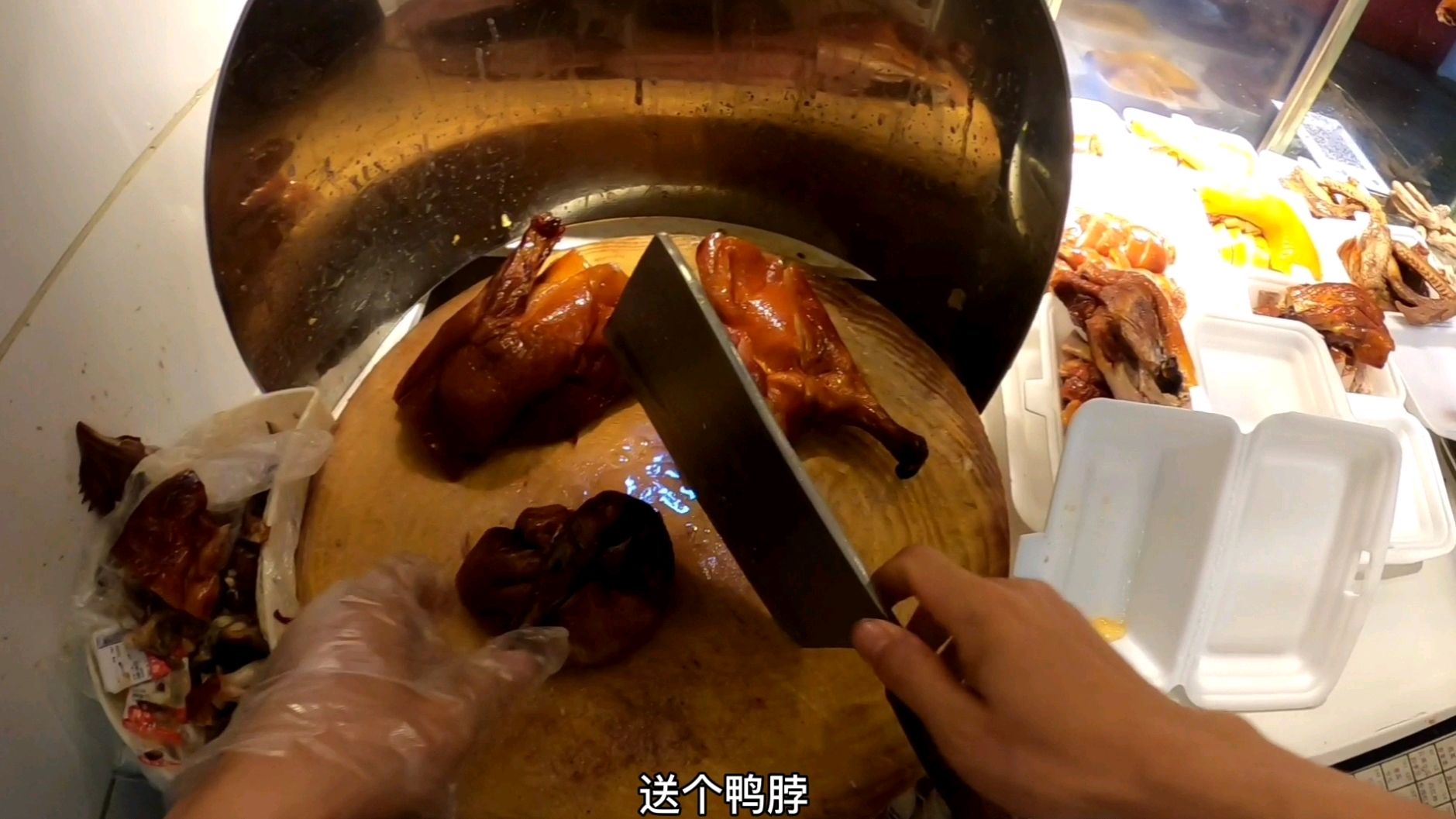 食客要15块钱烧鸭,阿成挥刀就向4斤鸭子砍去,还送恰饭鸭脖