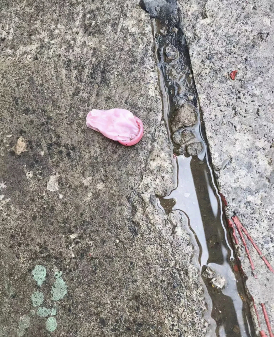 楼上经常丢用过的套套下来 我该怎么做