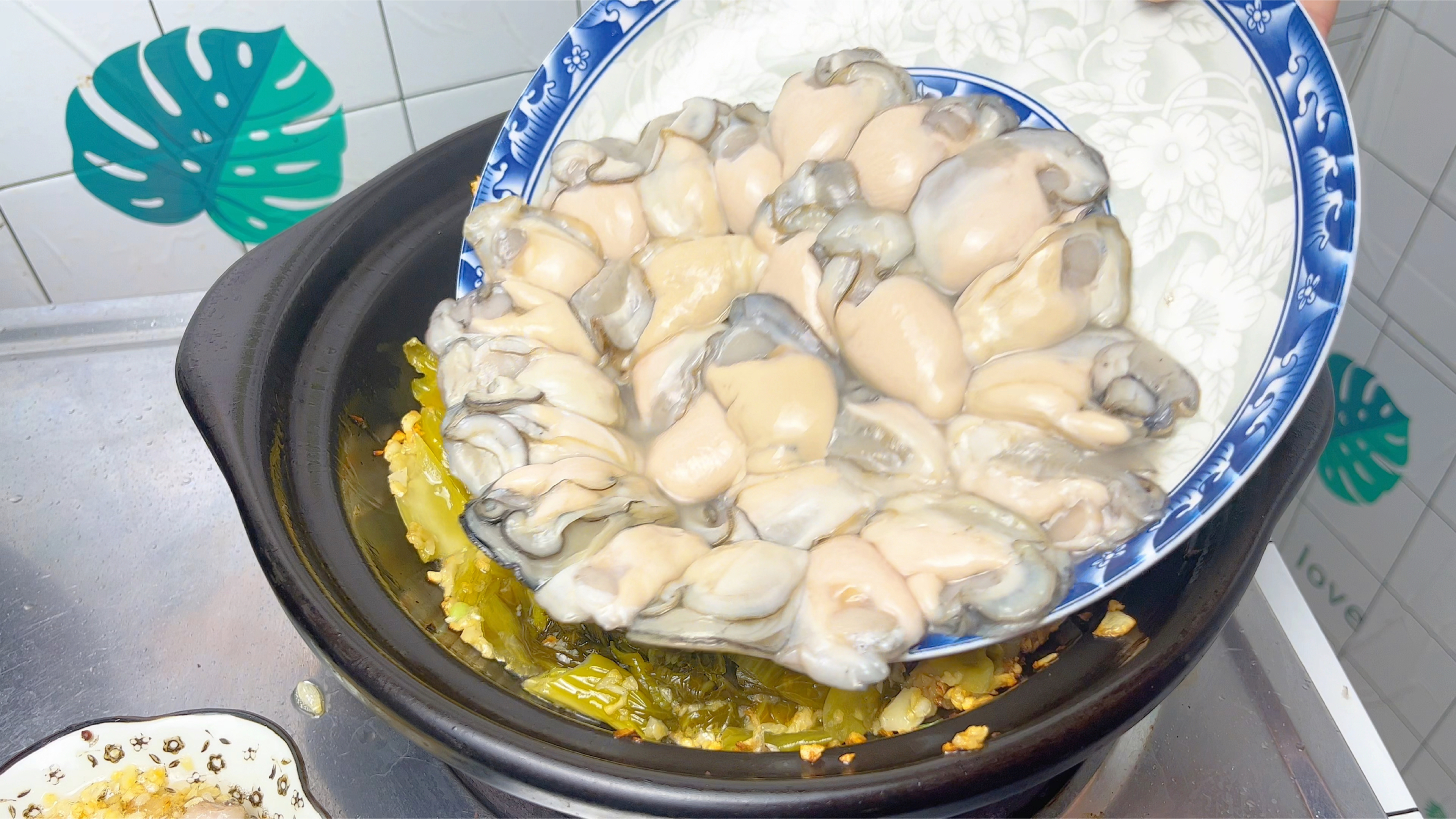 台风天生蚝反而变肥了,那就做一道家常快手菜,酸咸开胃又好吃