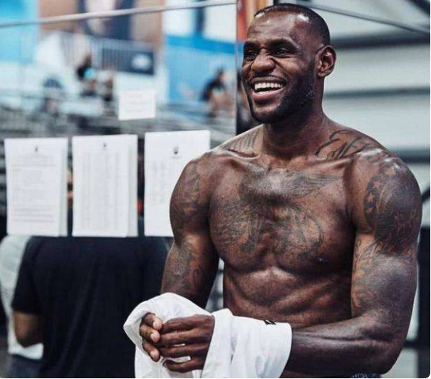 nba哪些球星肌肉很猛?詹姆斯韦德入选,榜首拥有8块腹肌