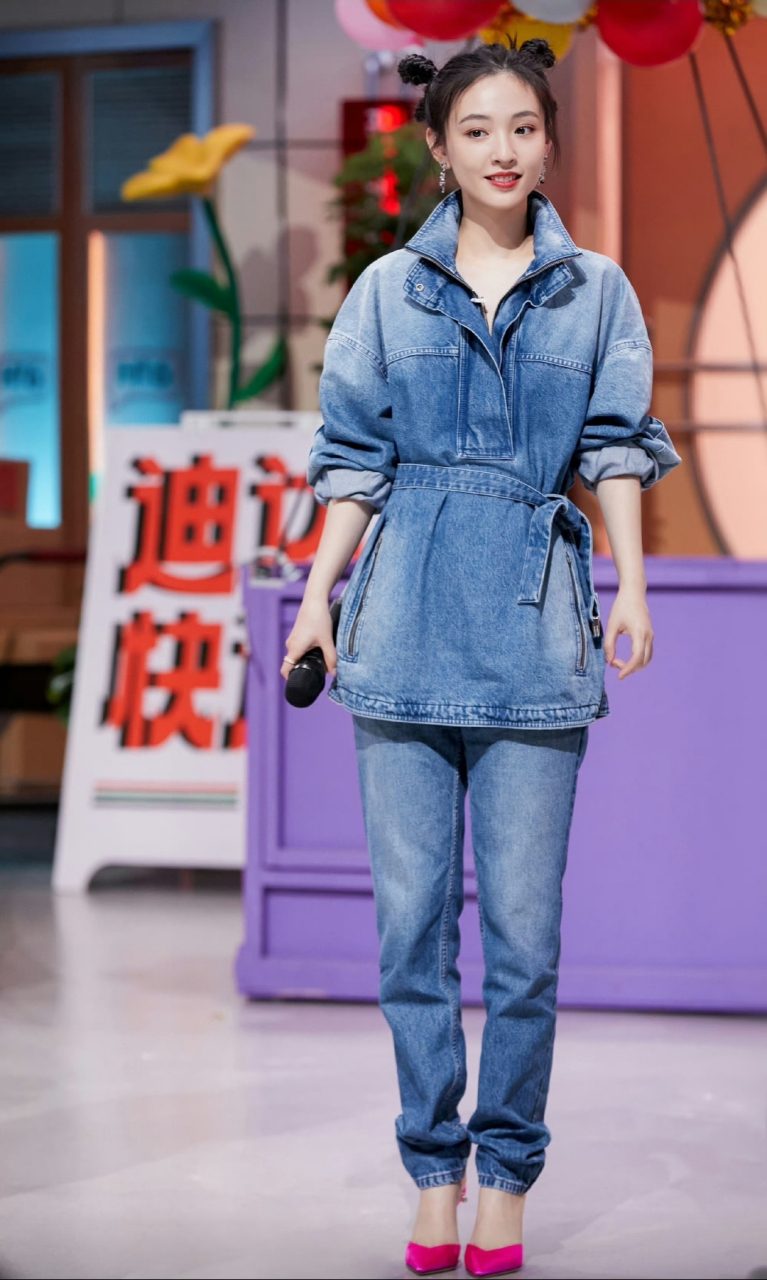 恢复单身后的吴倩全身上下都洋溢着青春活力,自信的她像小太阳一样会