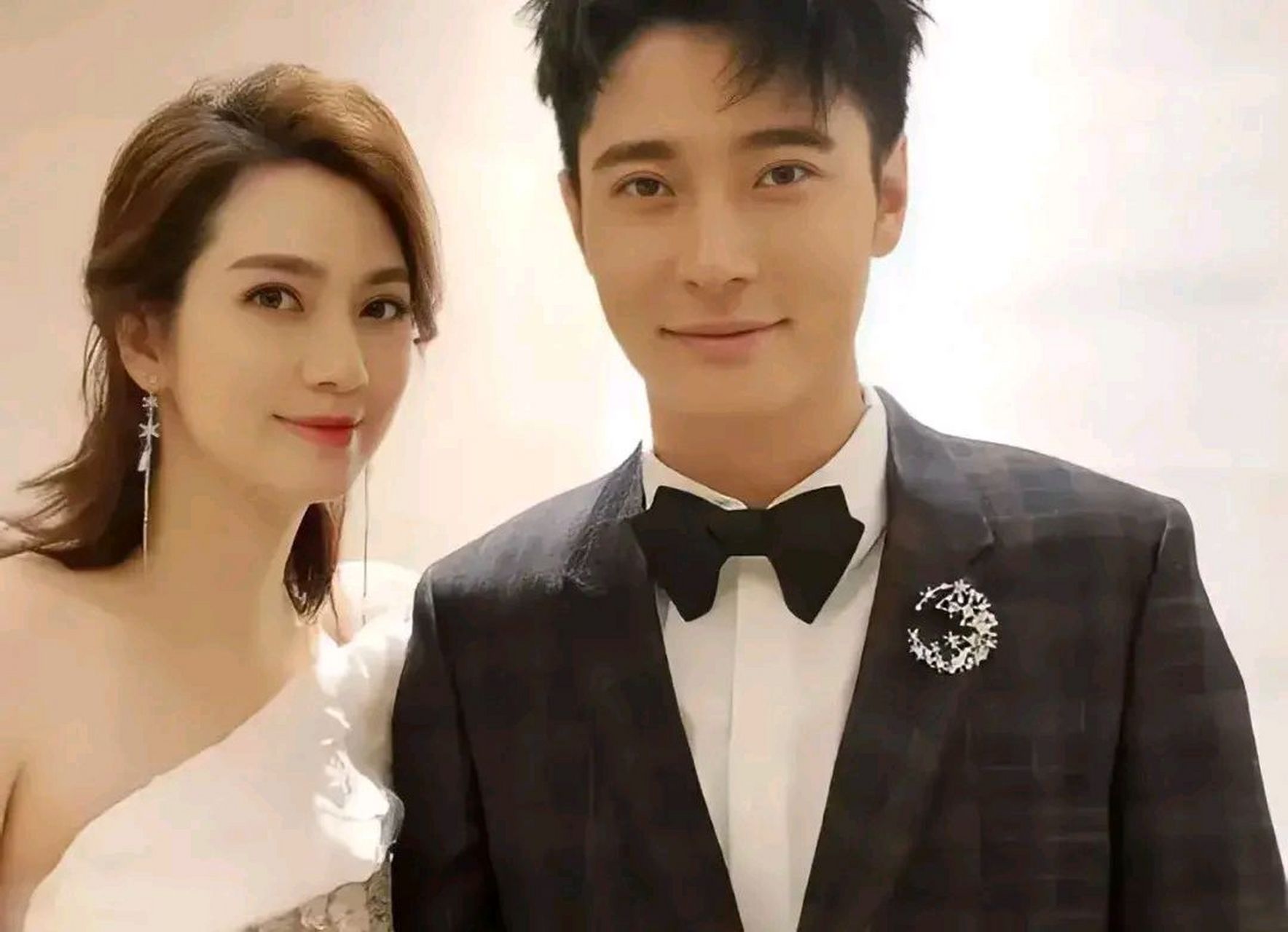 年轻时作为tvb两大当家花旦的蔡少芬和洪欣合影照片首次曝光(图1),是