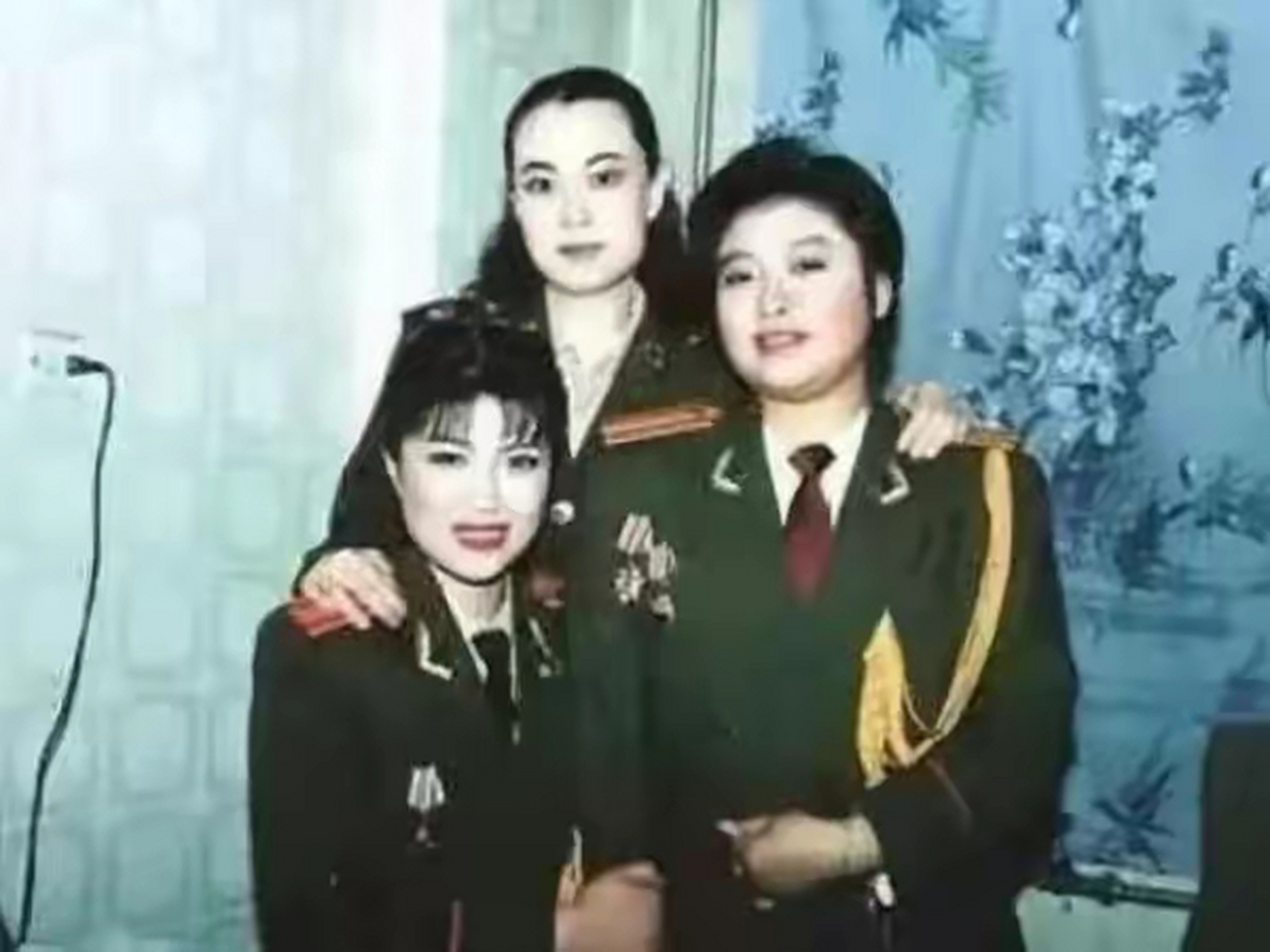 韩红年轻时一身军装制服看起来非常的精神干练,与现在判若两人,但是