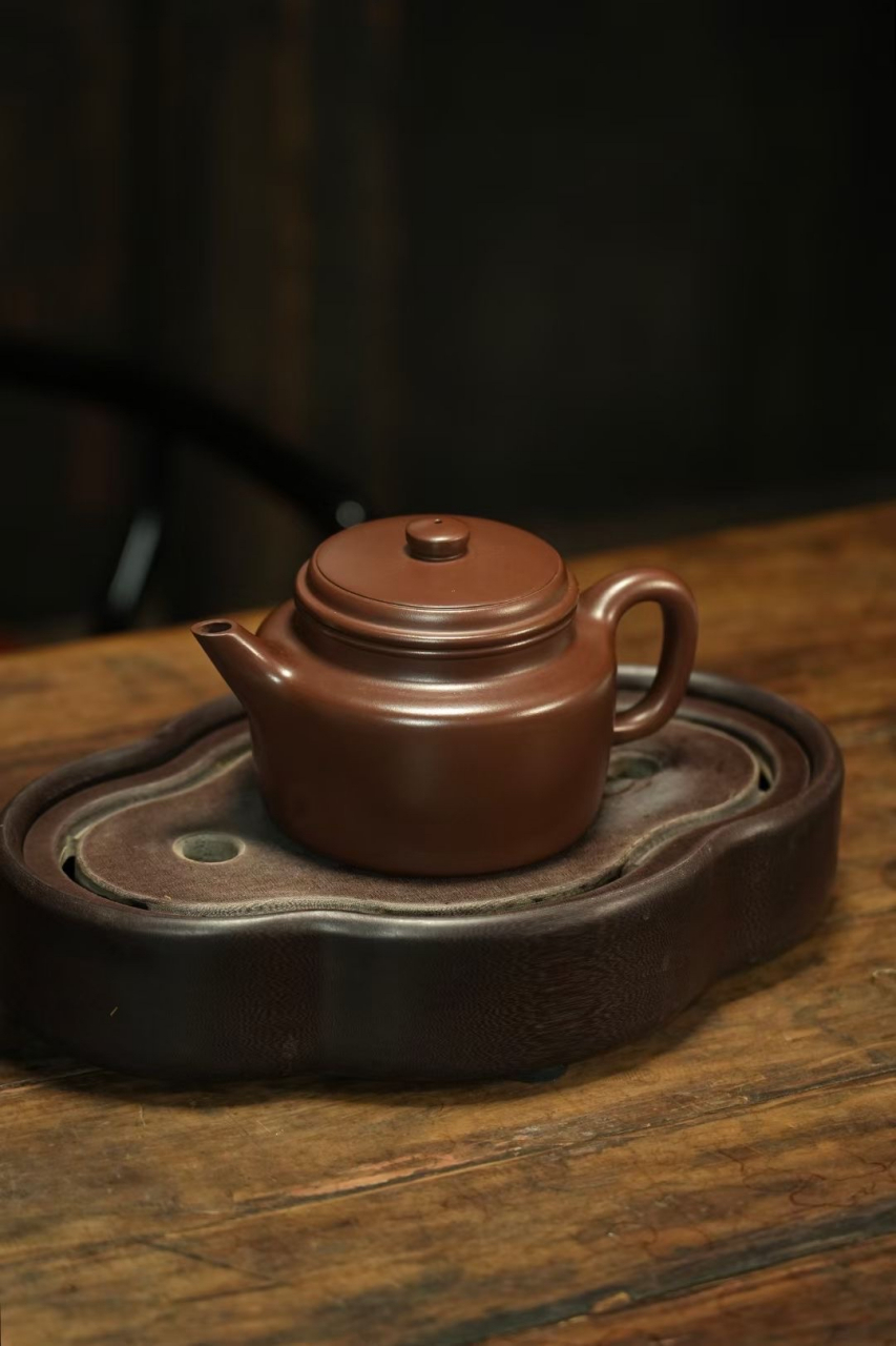 江苏省大师范伟群【大亨德钟】 德钟壶是光素造型砂壶中的佳器之一