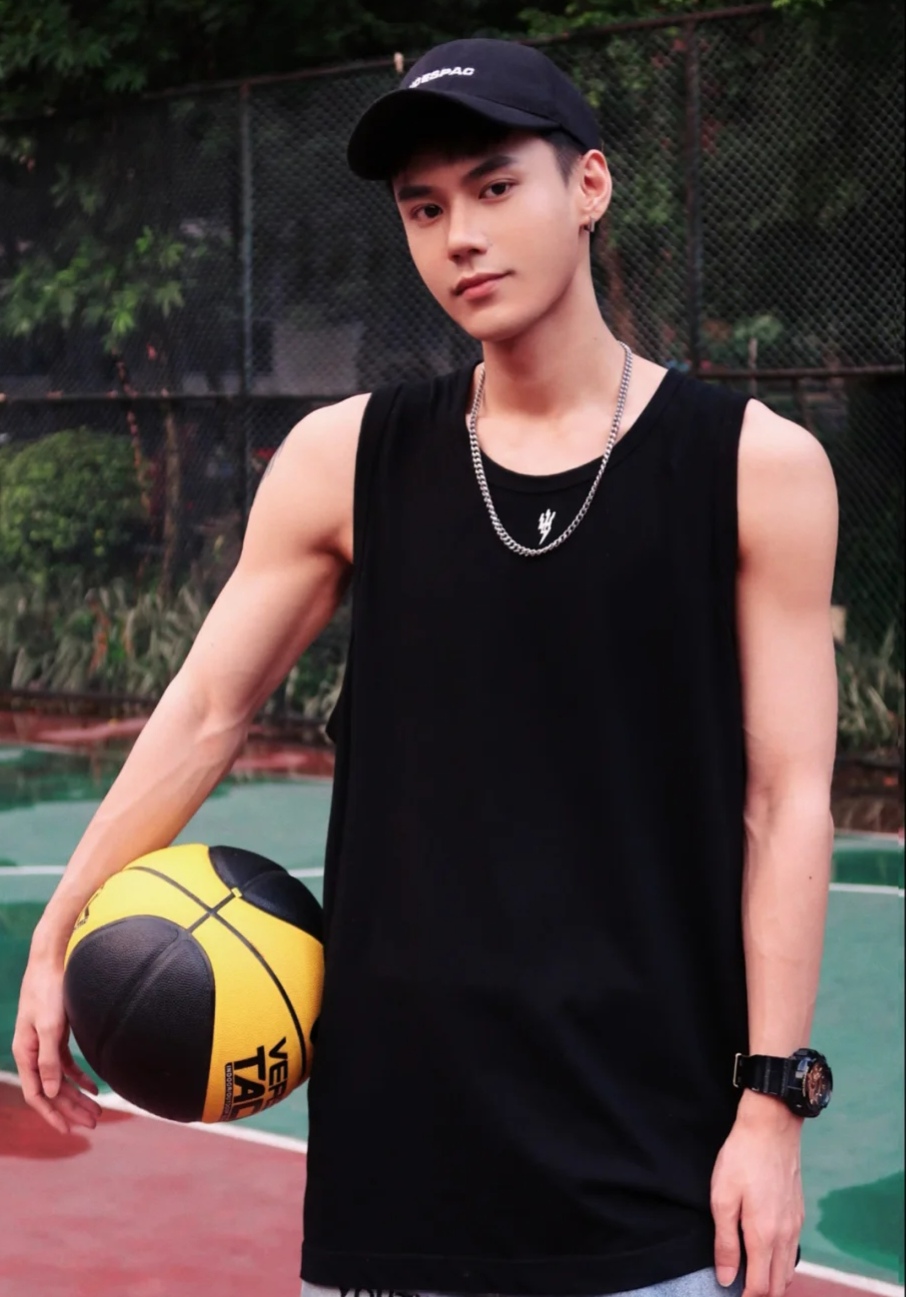 满脸稚嫩,爱打篮球的00后小哥哥,一身运动风,浑身散发青春活力
