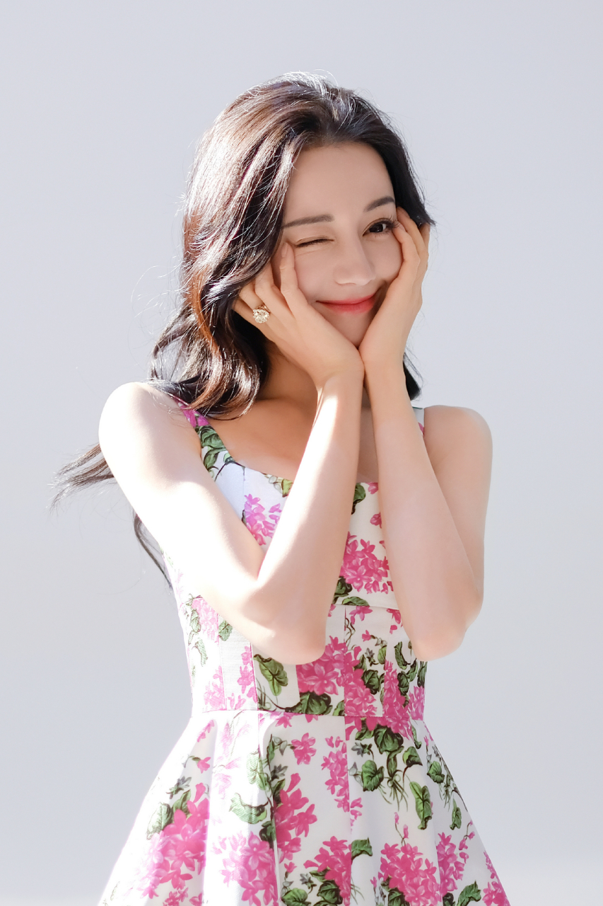 热巴真的好适合这种花花的裙子呀,浪漫又美好[色]