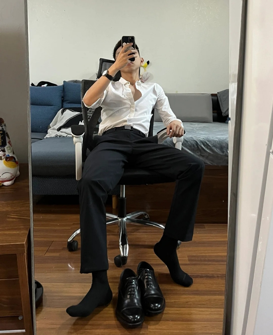 斯文儒雅的正装帅哥自拍照居然这么野 斯斯文文的正装帅哥,玩起自拍来