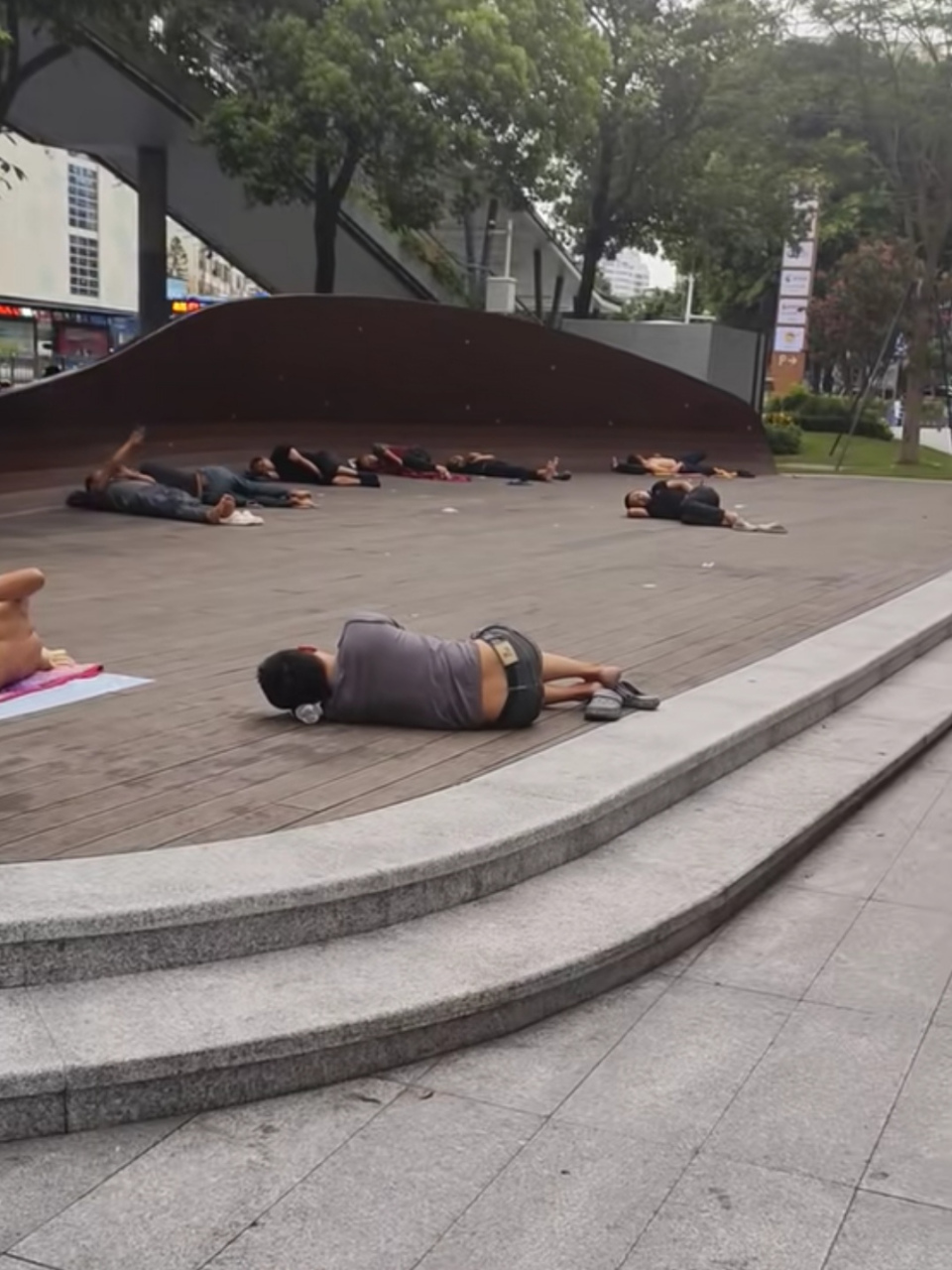 三和大神宁愿睡大街都不去打工,他们只是喜欢自由罢了!