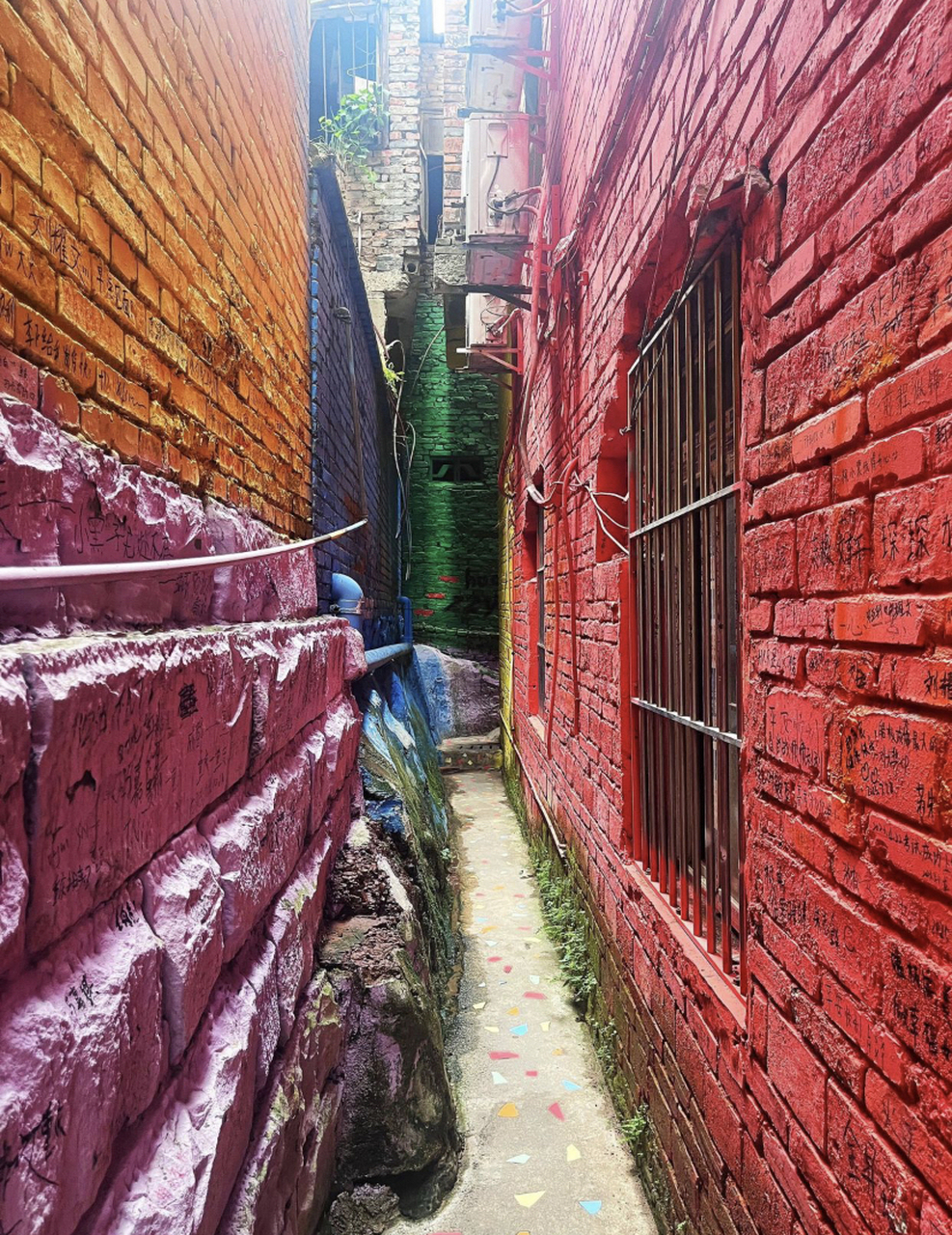 重庆马房湾66号七彩巷是一个充满趣味和创意的旅游景点.