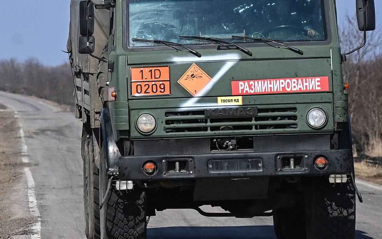 赫尔松,俄军工兵排雷kamaz-5350 6x6 卡车ur-77 扫雷车