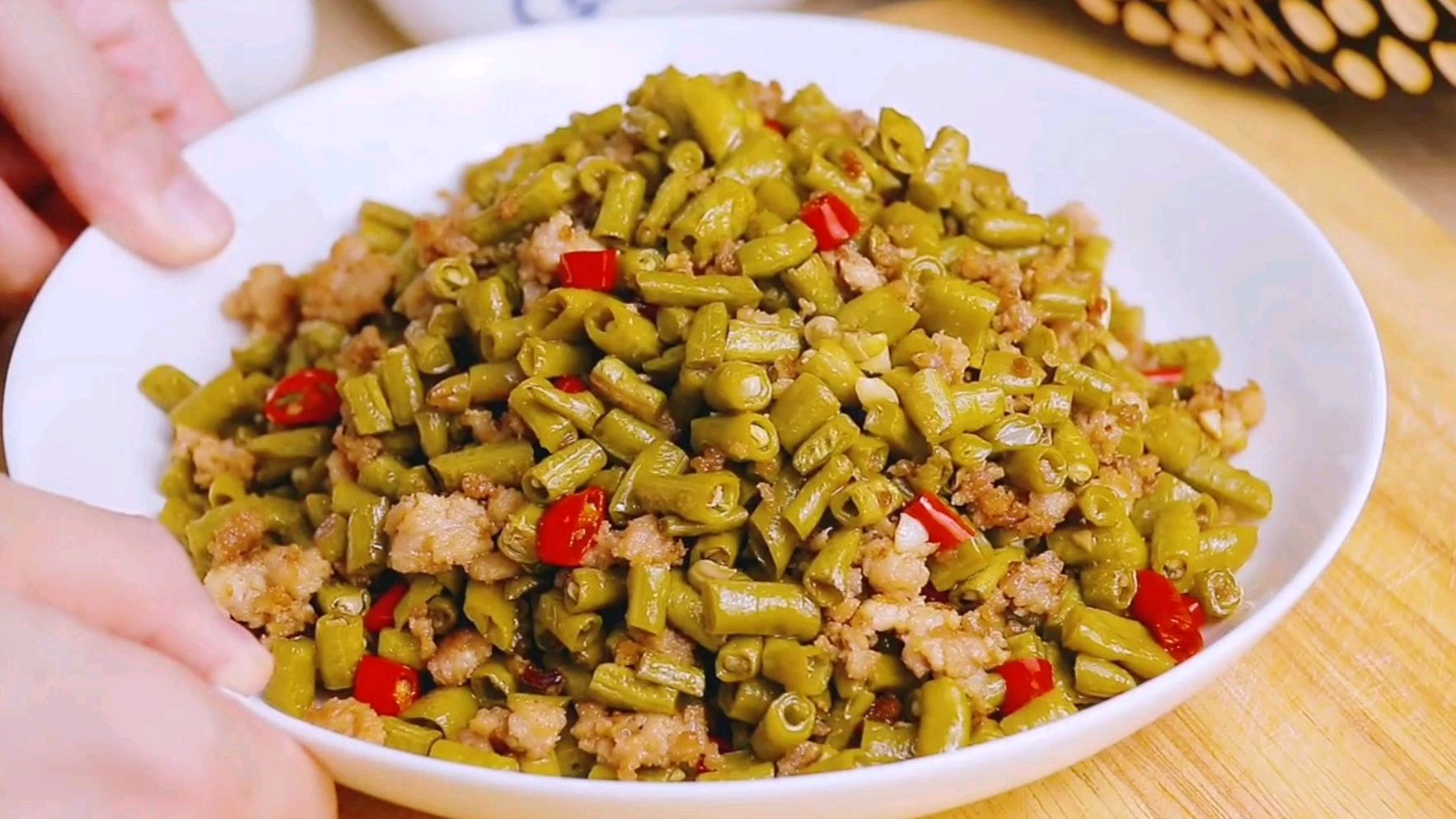 下饭又下酒还省钱的“酸豆角炒肉末”,这四舍五入相当于不花钱呀