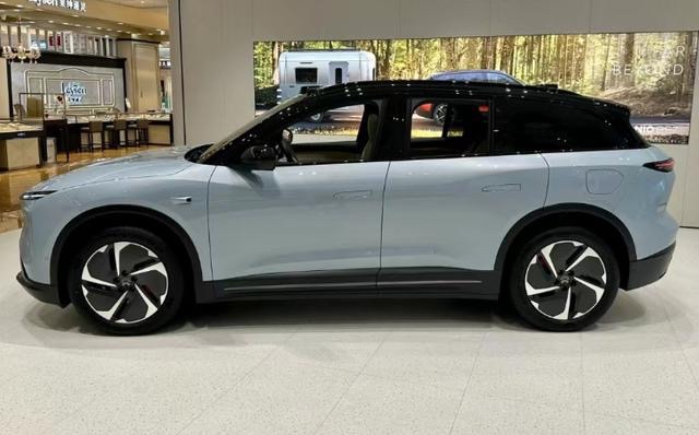 2023款蔚来es6:简约时尚外观,科技感十足内饰,33.8万起
