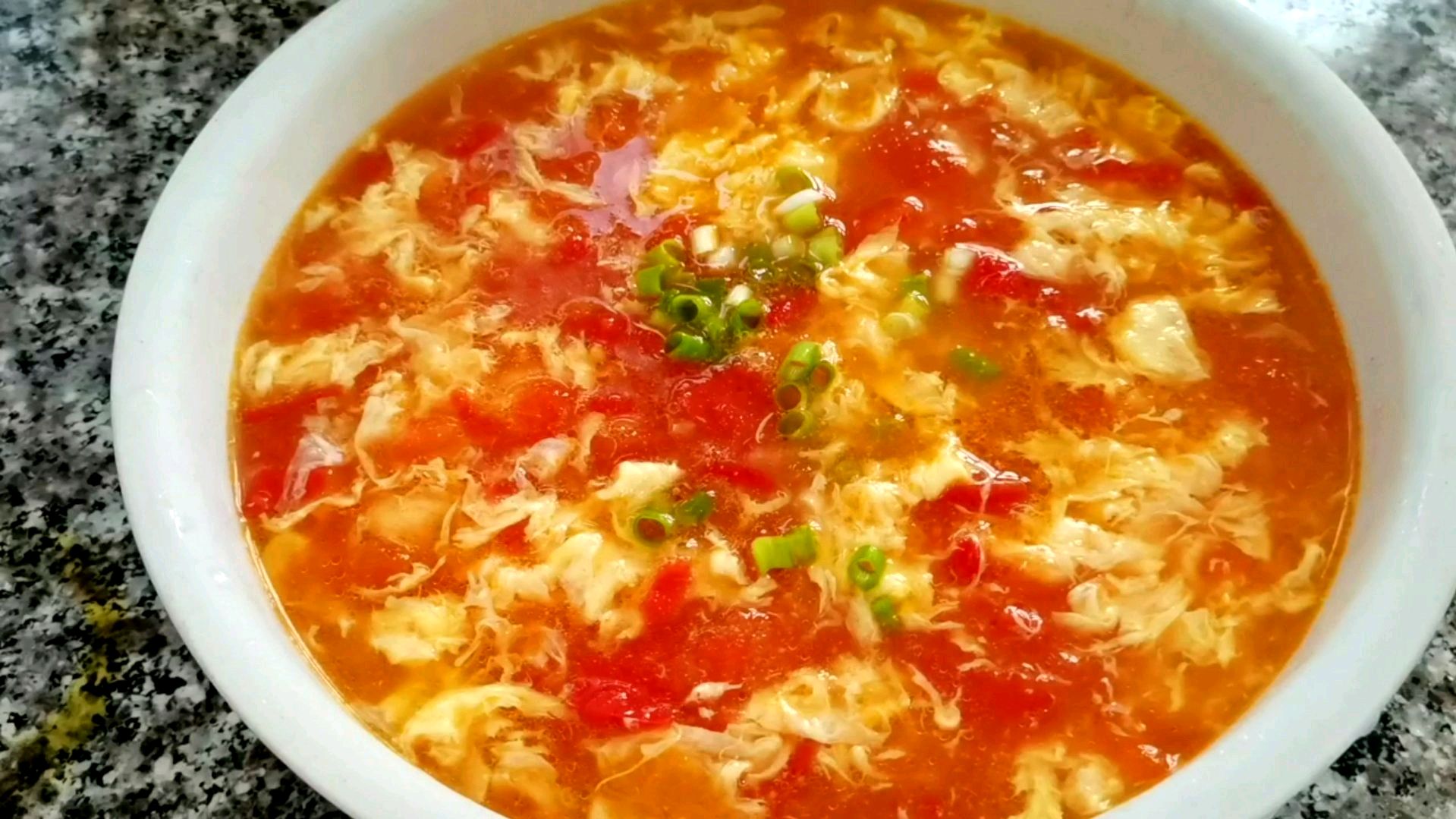 看似简单的西红柿鸡蛋汤,原来也有技巧,记住这个窍门,鲜香好喝