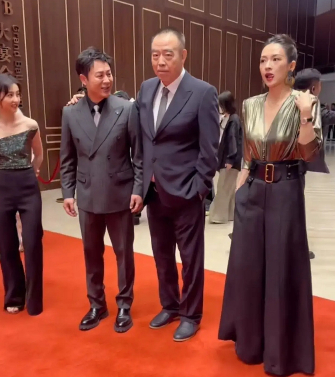 张颂文向陈凯歌介绍高叶#   张颂文是一位优秀,低调的演员,让人尊敬