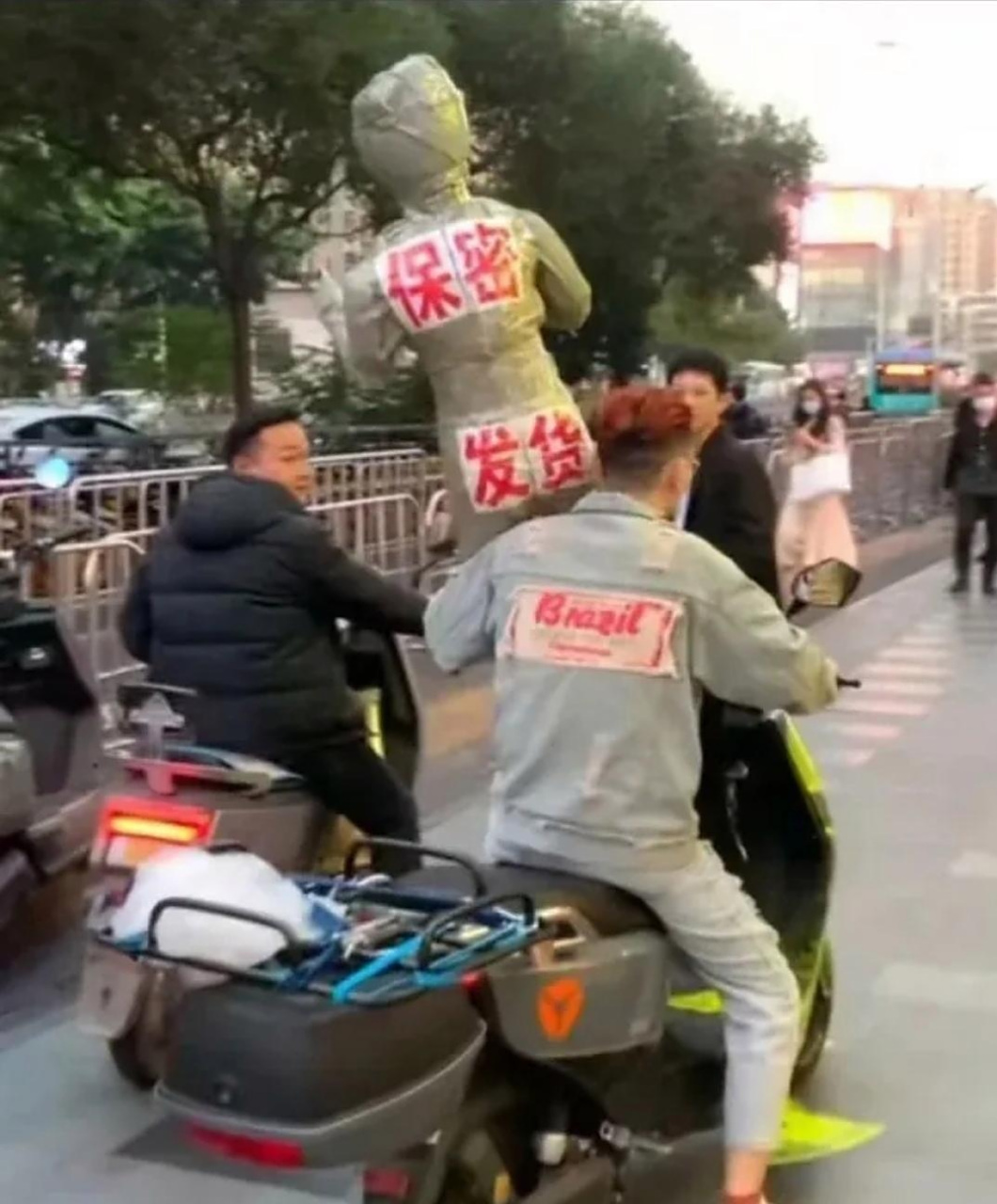 小哥,你的快递到啦!保密发货哦!