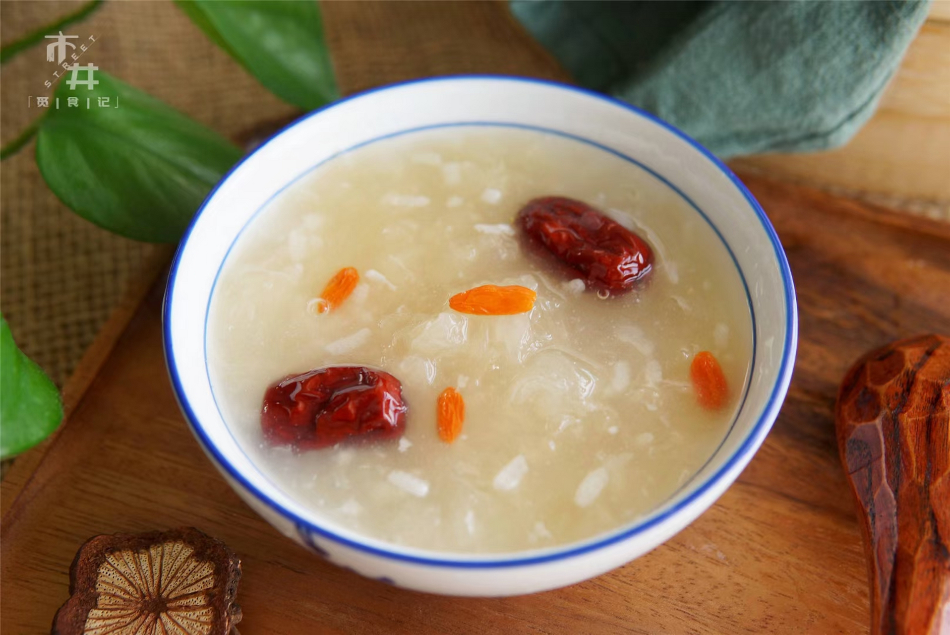 将红枣洗净,去核,与淘洗干净的粳米同入沙锅,加水煨煮至半熟时加入