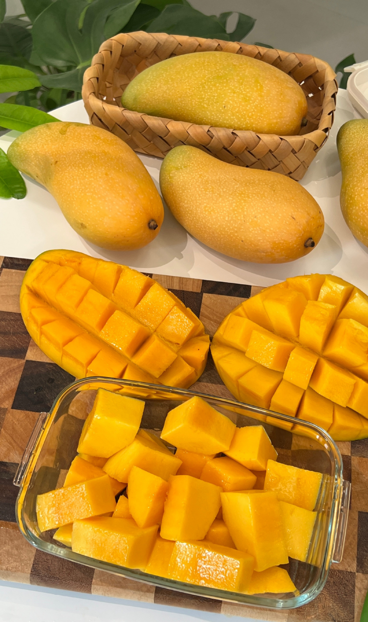 香甜多汁的芒果03来啦 夏天最爱芒果切大块冷藏一下再吃.