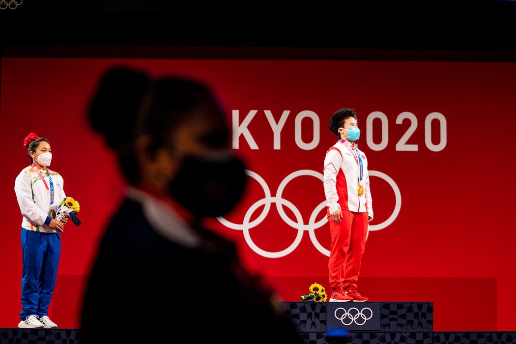 中国选手侯志慧在东京奥运会上赢得了女子49公斤级举重比赛金牌,并打破了三项奥运会纪录。