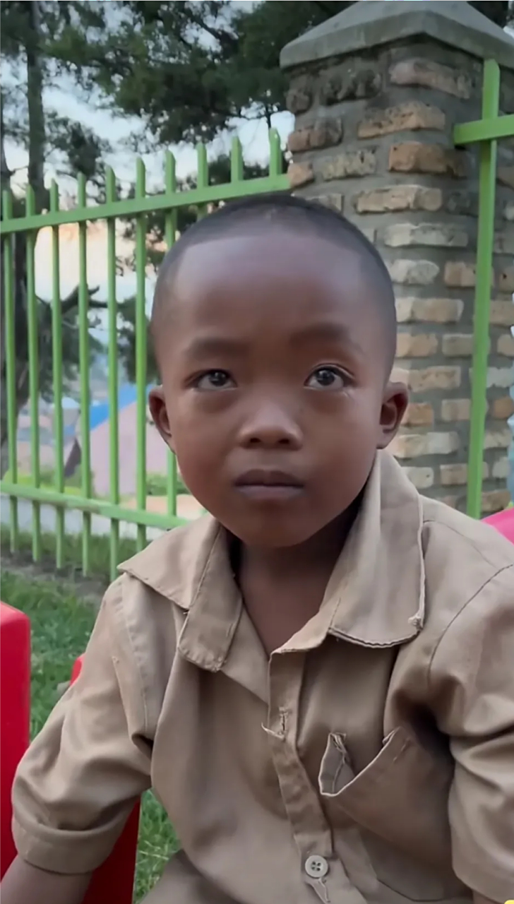 照片上,小孩叫龙龙,中非混血儿,爸爸是中国河南许昌人.