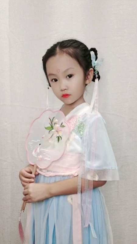 儿童编发:一看就会的简单汉服发型,宝妈定能学会-度小视