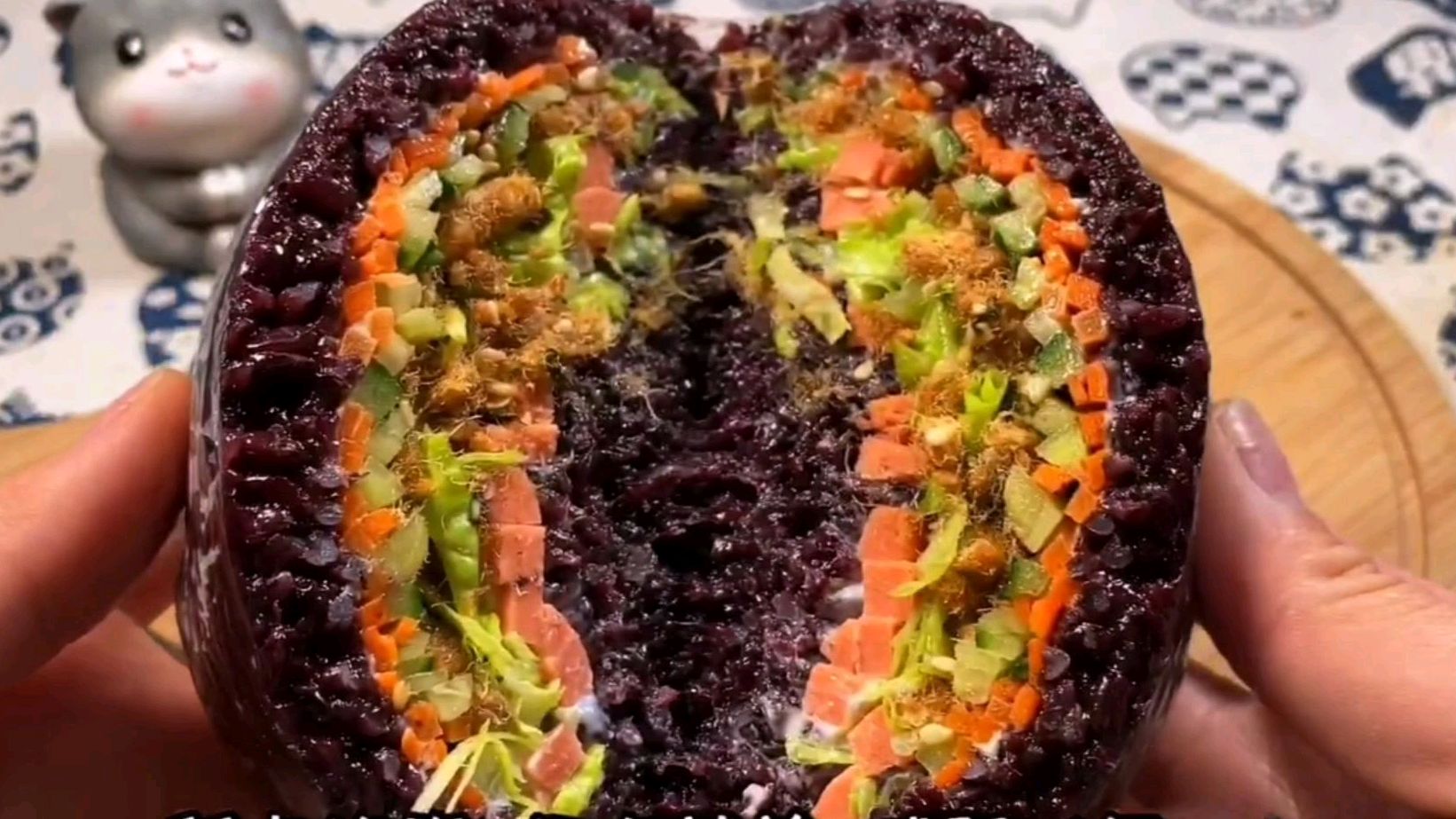早餐只需花几元钱,教你用黑米做饭团,包上肉松生菜火腿味道绝了