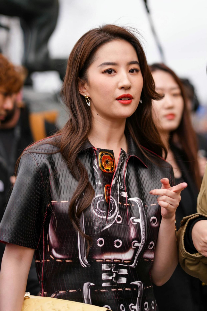 刘亦菲生图,岁月也不饶美人胚子,肉眼可见的"法令纹凹陷",但也不影响