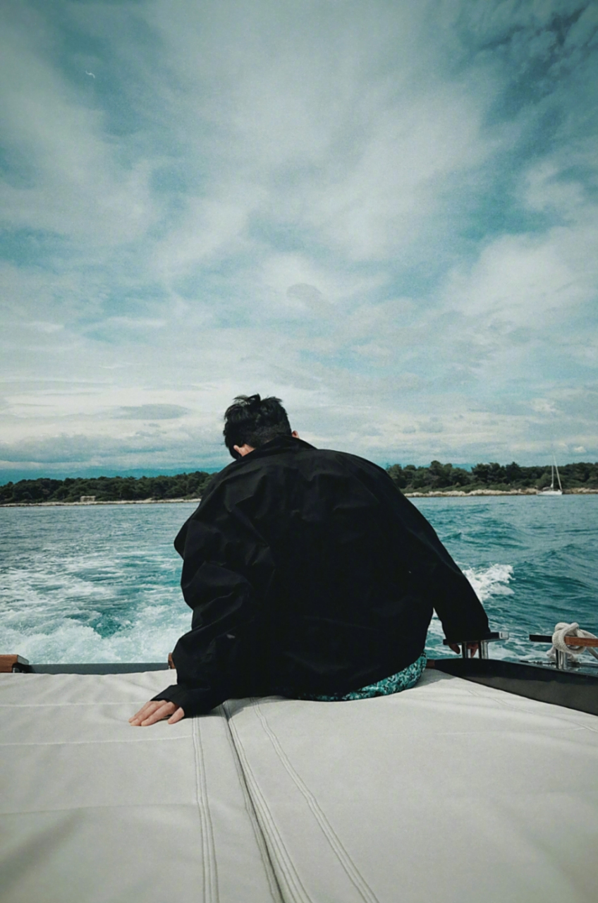 朱一龙立秋背影照,温暖的大帅哥#立秋